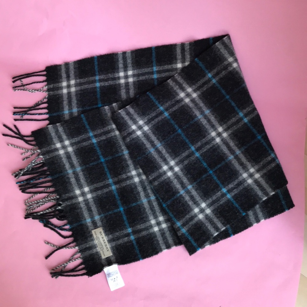 BURBERRY wool scarf like new